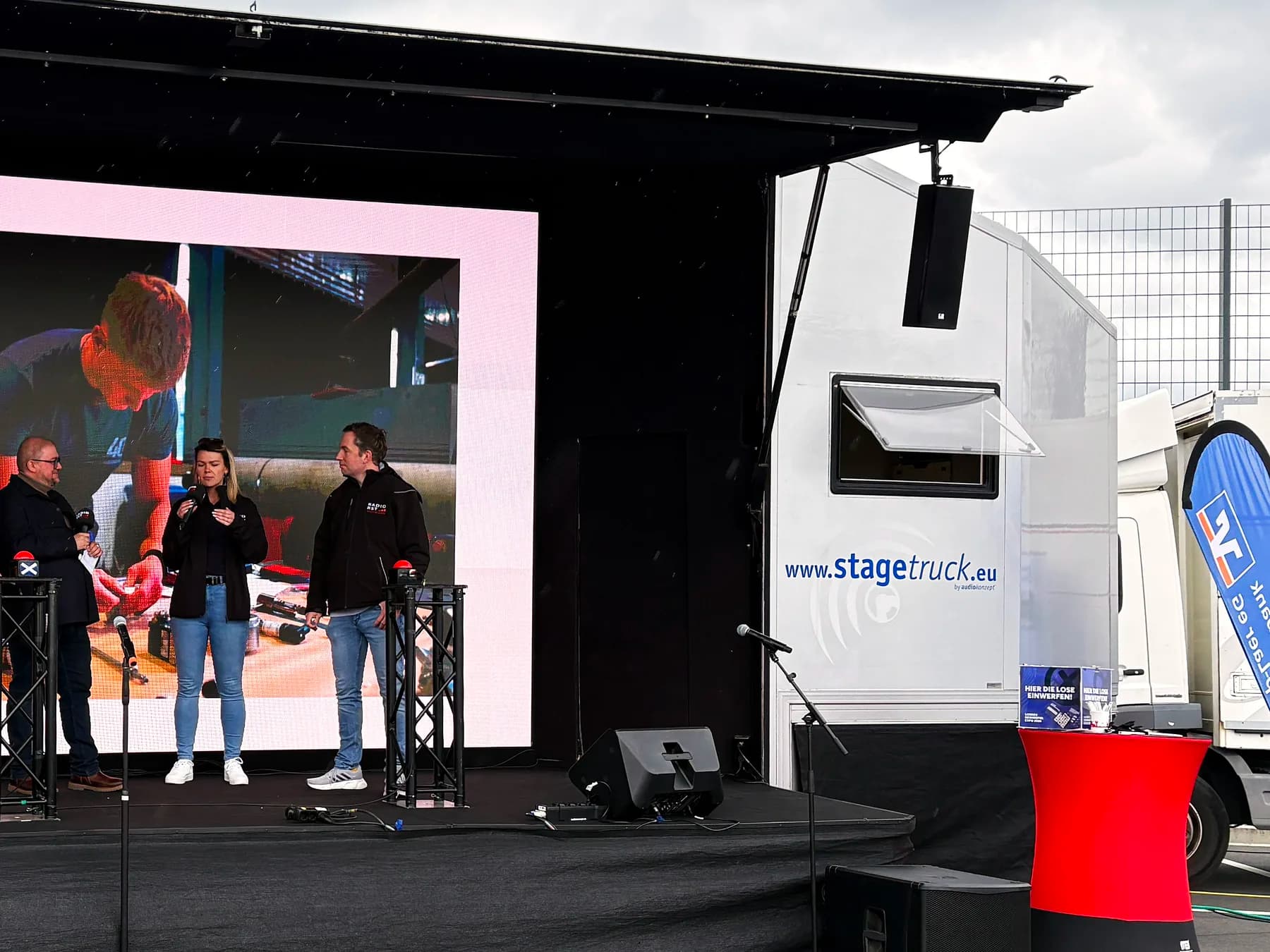 Aufgebauter stagetruck im Einsatz – Bühne mit LED-Wand, Ton- und Lichttechnik am Fahrzeugaufbau