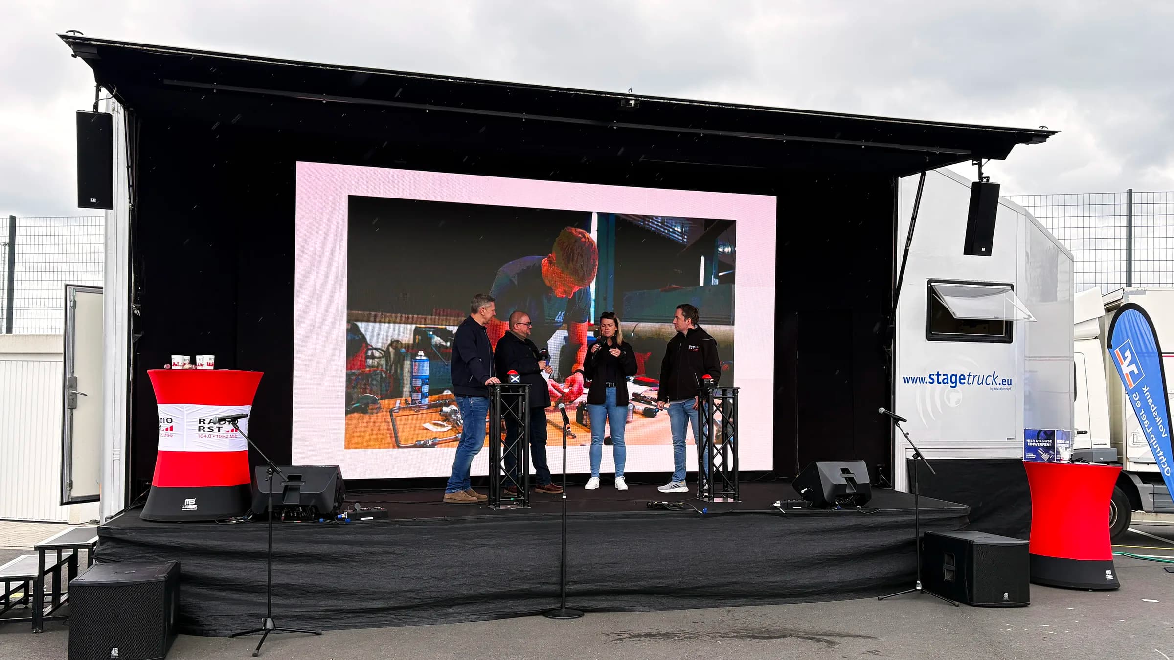 Aufgebauter stagetruck von audiokonzept als Veranstaltungsbühne mit LED-Wand