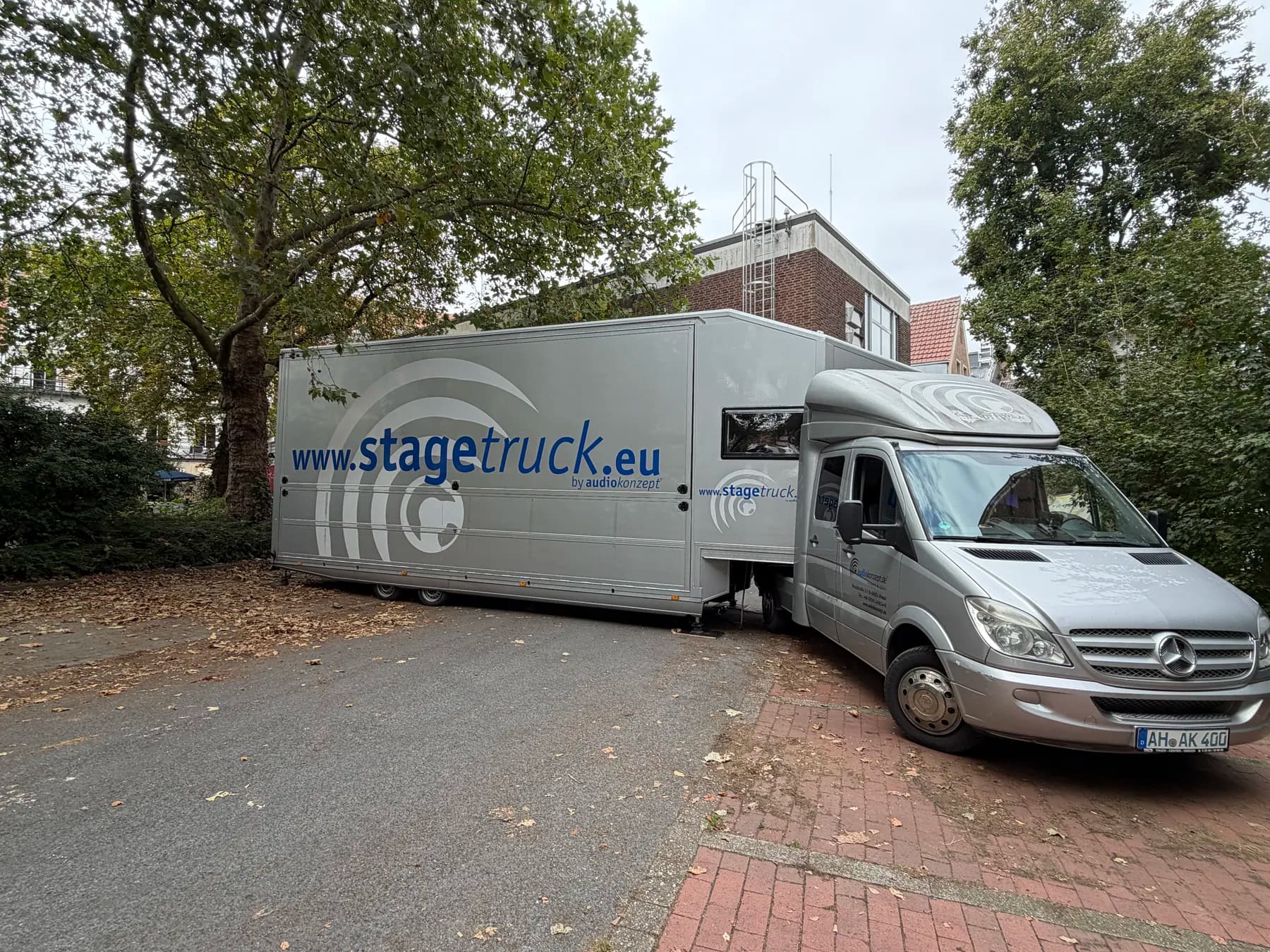 Der stagetruck in Fahrstellung mit angekoppelter Zugmaschine auf dem Stellplatz vor dem Aufbau