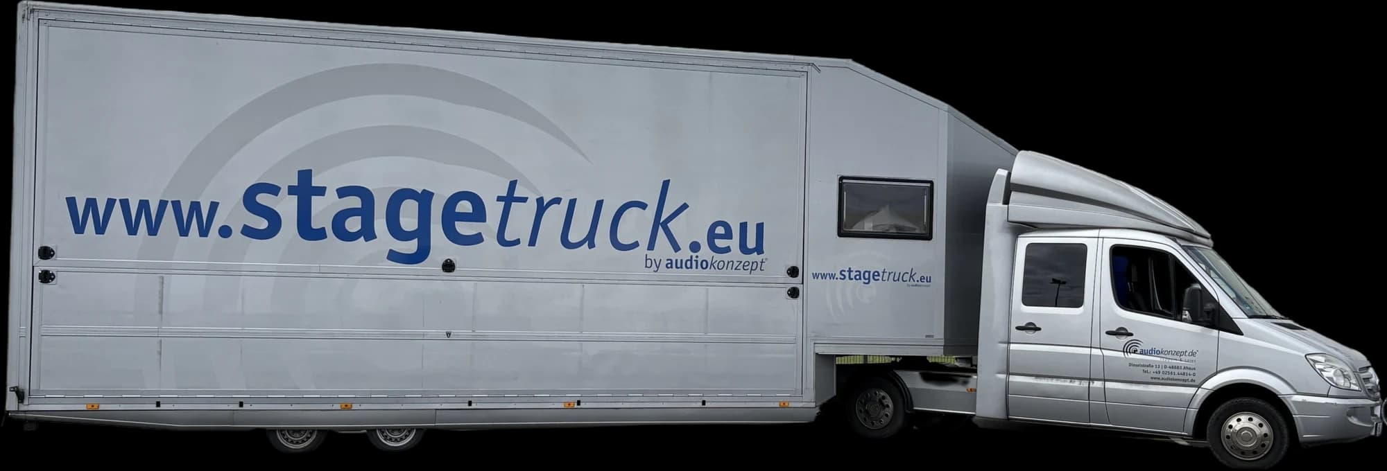 Der stagetruck von audiokonzept in Fahrstellung – geschlossener Aufbau mit Zugmaschine