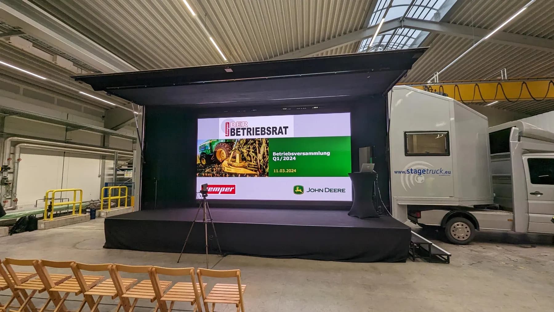 Der stagetruck aufgebaut in einer Werkshalle, LED-Wand mit Präsentation zur Betriebsversammlung