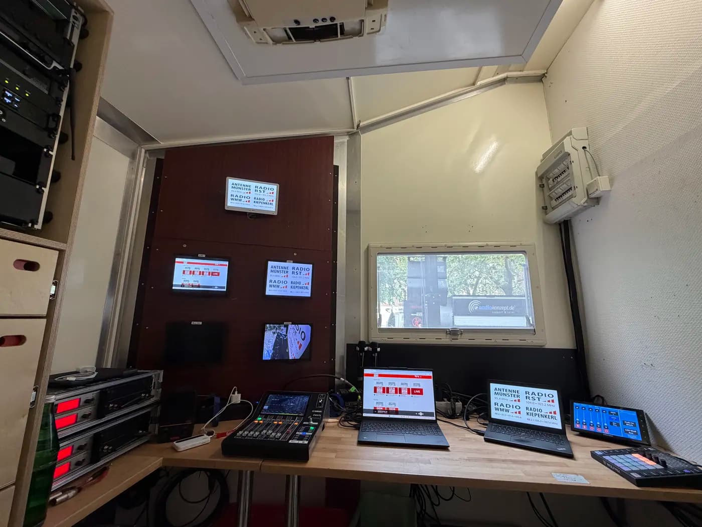 Regieplatz im Inneren des stagetruck mit Mischpult, Monitoren und Sendetechnik