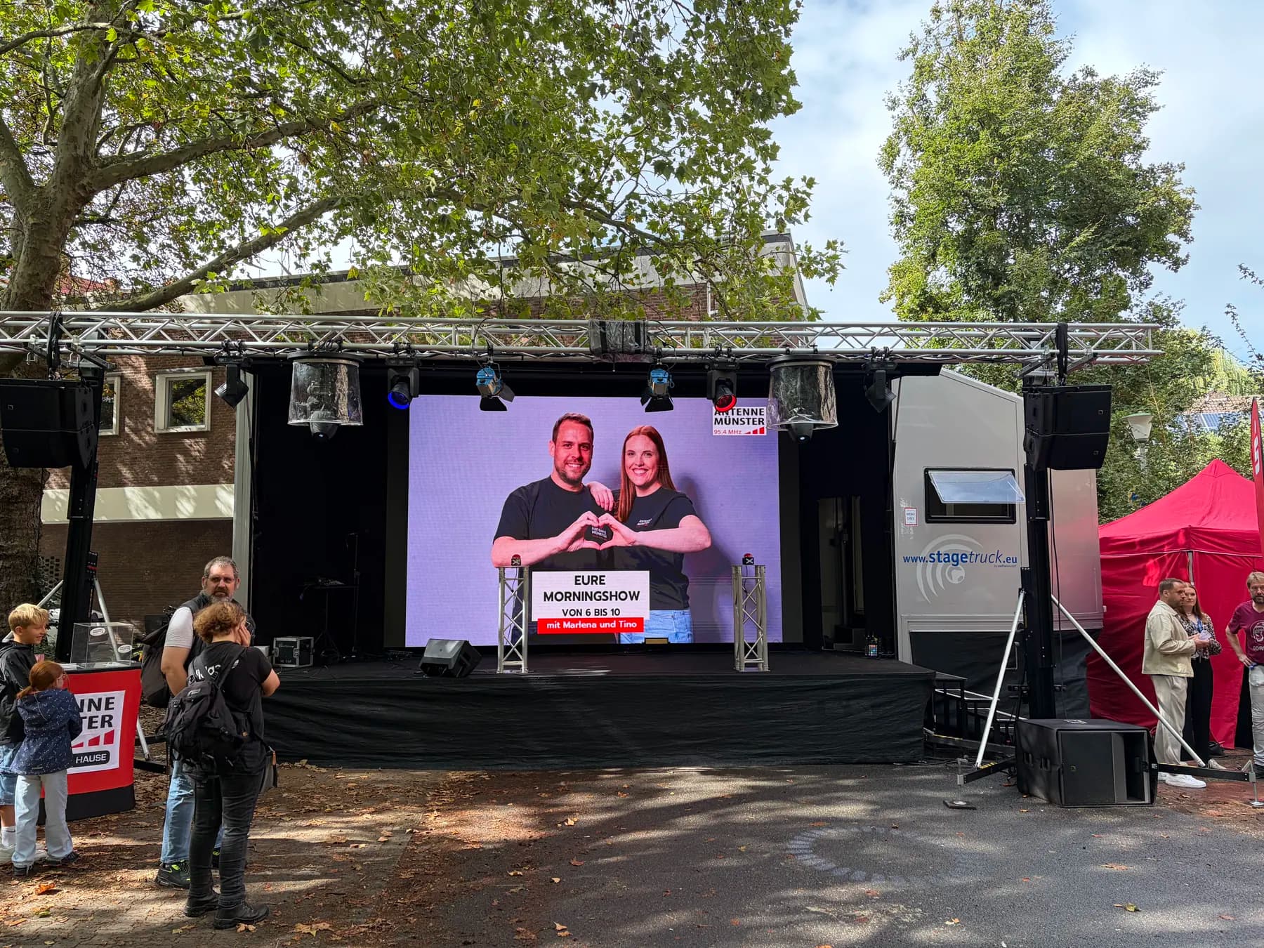 Aufgebauter stagetruck als Radiobühne beim NRW-Tag in Münster, LED-Wand mit Moderationsduo, Publikum davor