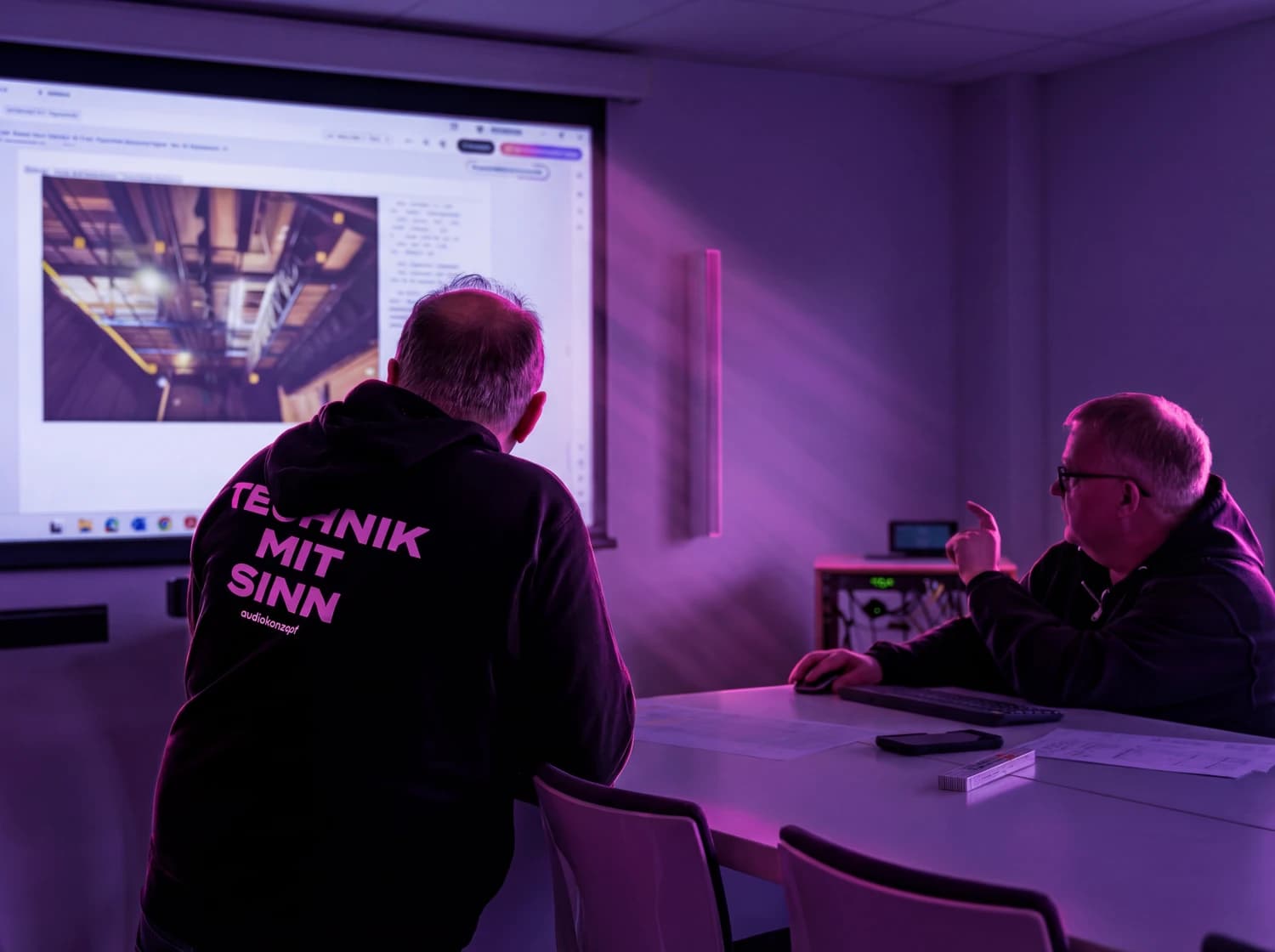 Konferenzraum mit Medientechnik – audiokonzept Festinstallation