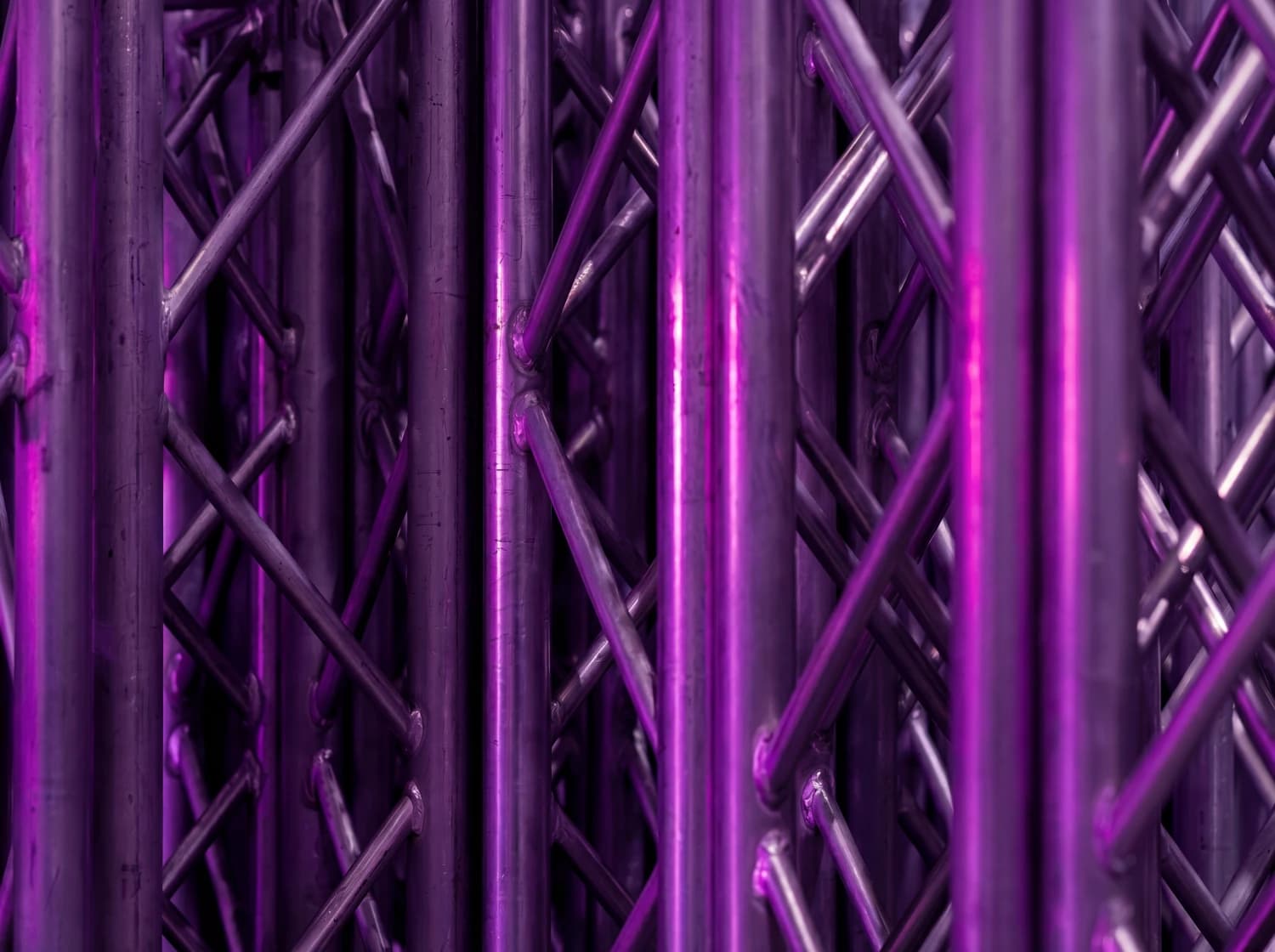 Bühnen-Traverse in violettem Veranstaltungslicht – audiokonzept
