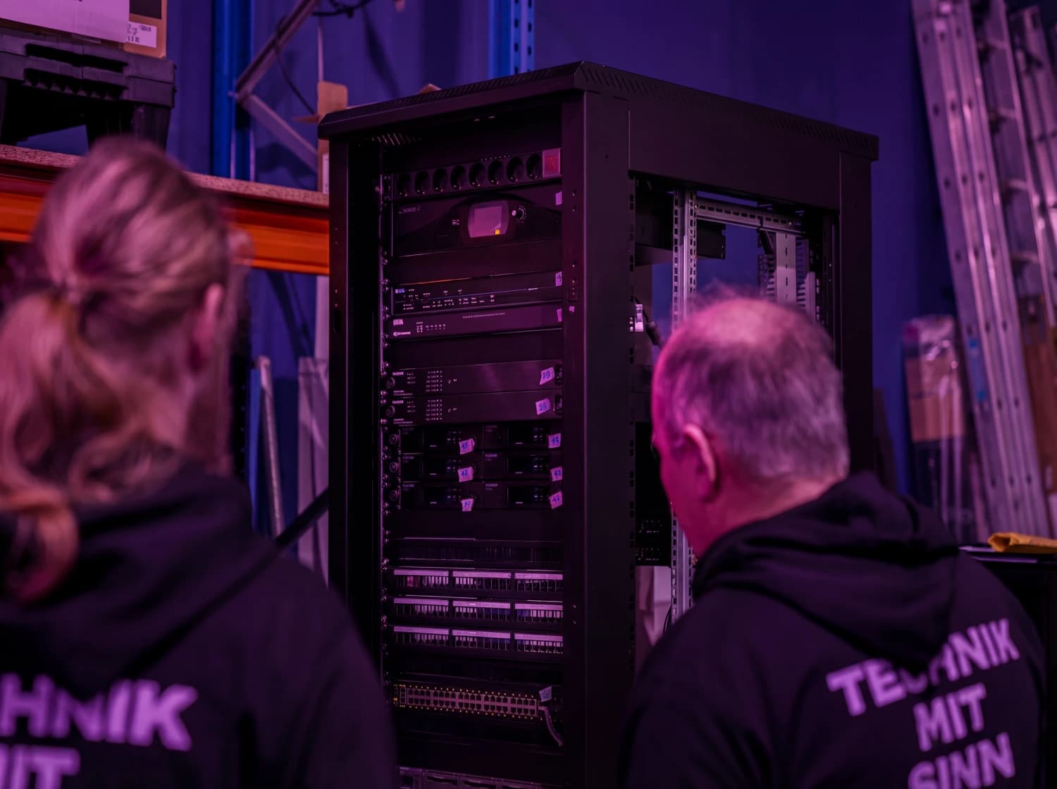 Audio-Rack mit Verstärkern einer Festinstallation – audiokonzept