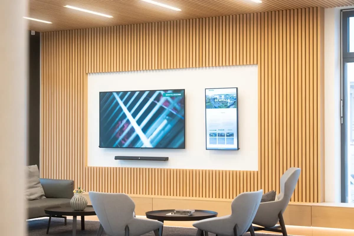 Besprechungsraum mit Displaytechnik in der Bewital Unternehmenszentrale
