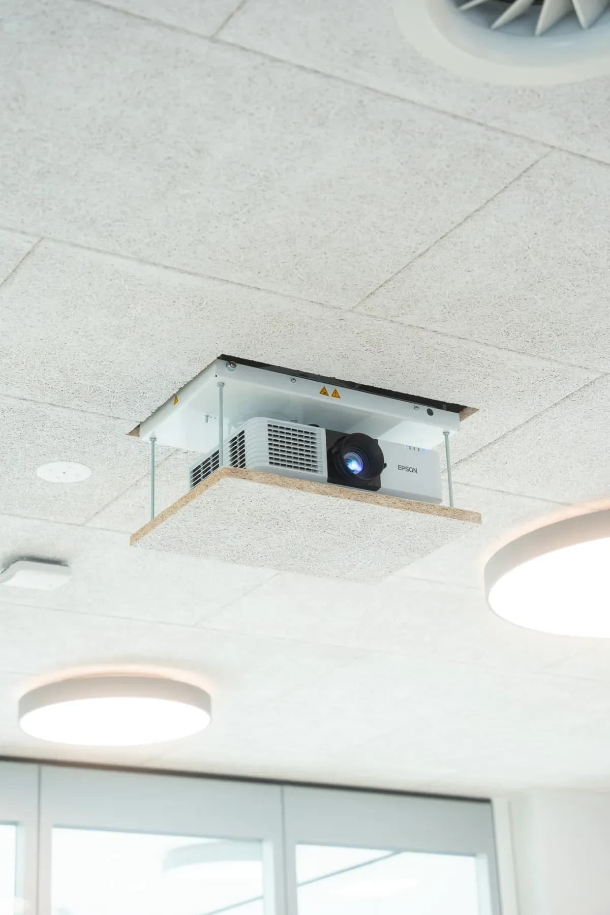 Deckeneinbau-Lautsprecher und Beleuchtung der Festinstallation bei Bewital