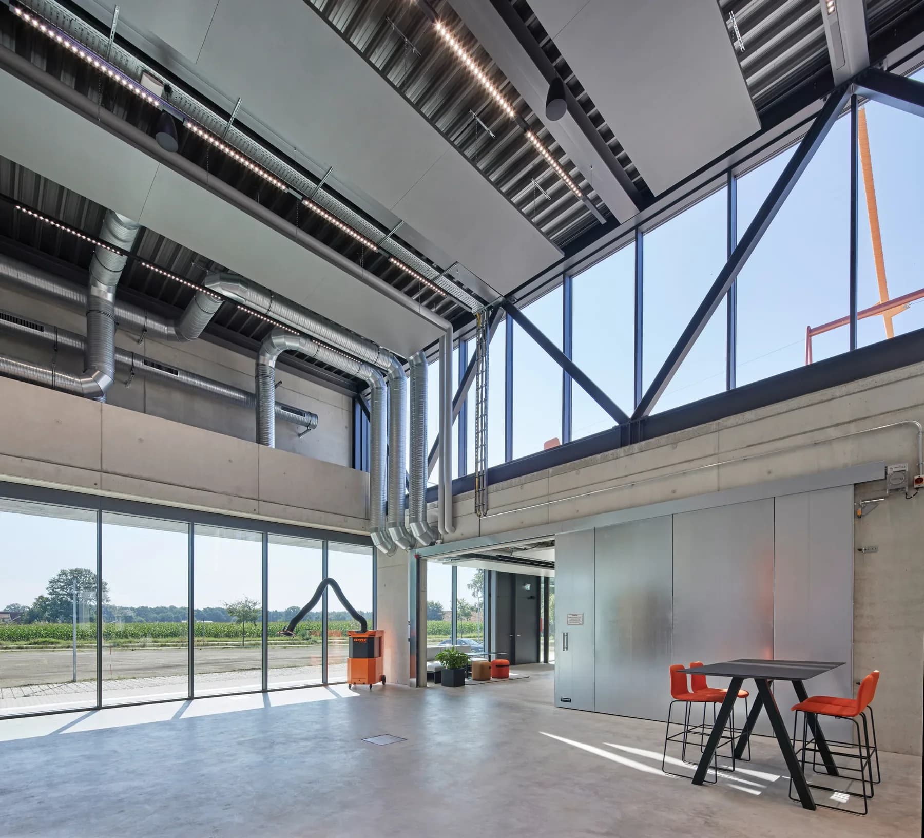 Lichtdurchflutete Halle mit Fensterfront im KEMPER Innovations Campus